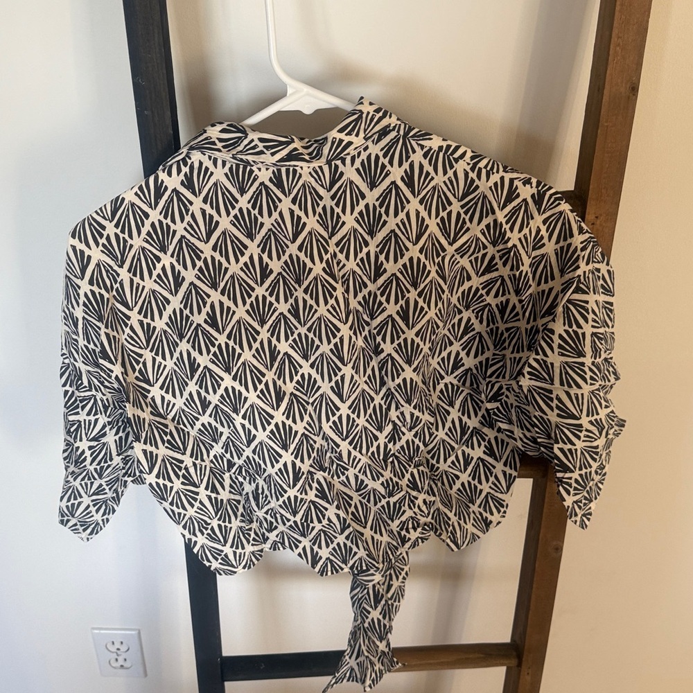 Black and White Geometric Wrap Top - Picture 4 of 4